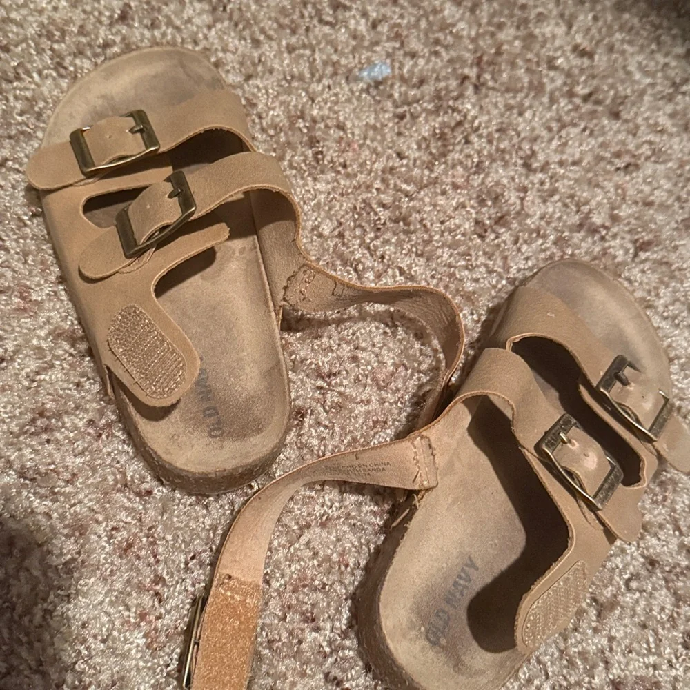 Old Navy Tan Kids Sandals with Buckles - Picture 3 of 4